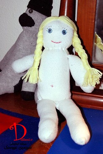 سپس پاها را به بدن عروسک وصل می کنیم. با باقی مانده جوراب دست ها و سر عروسک را درست می کنیم.